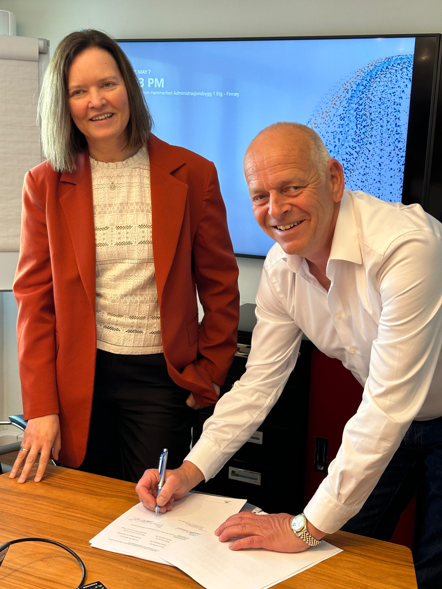 Signing of agreement, Jeanette Moland and Arild Moe